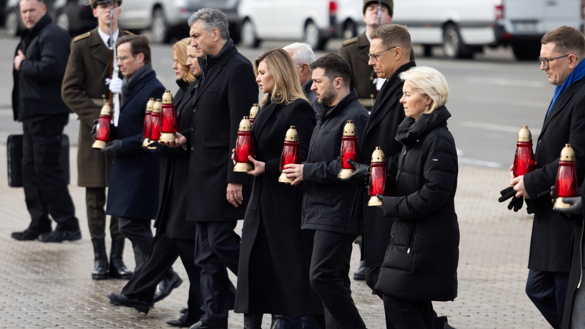 Kiev, anniversario della invasione: gli aiuti Ue in ritardo ma il prestito verrà erogato