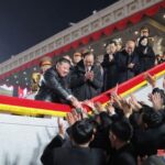 Kim Jong-un presenta la figlia Ju Ae alla parata militare indossando cappotti in pelle nera identici