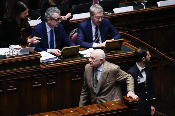 La Camera approva la fiducia sul decreto Ucraina, maggioranza compatta con il sostegno dei 'vannacciani'