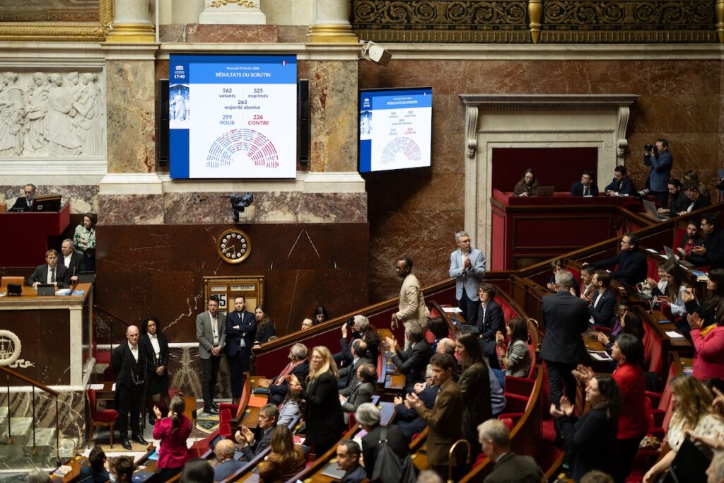 La Camera francese approva la proposta di legge sulla morte assistita, ora al Senato per la seconda lettura