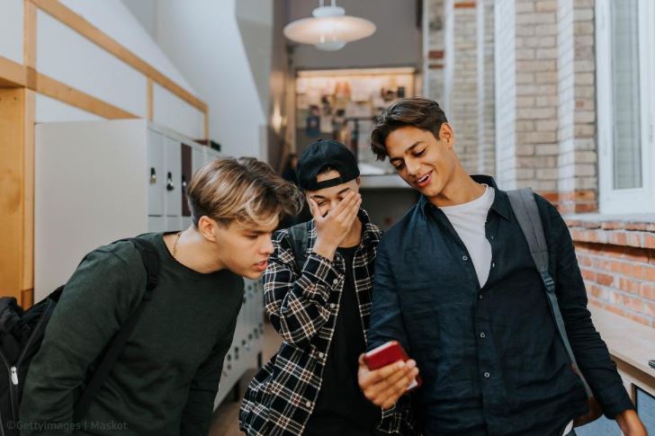 La Commissione Ue lancia un piano d'azione contro il cyberbullismo per proteggere i giovani online