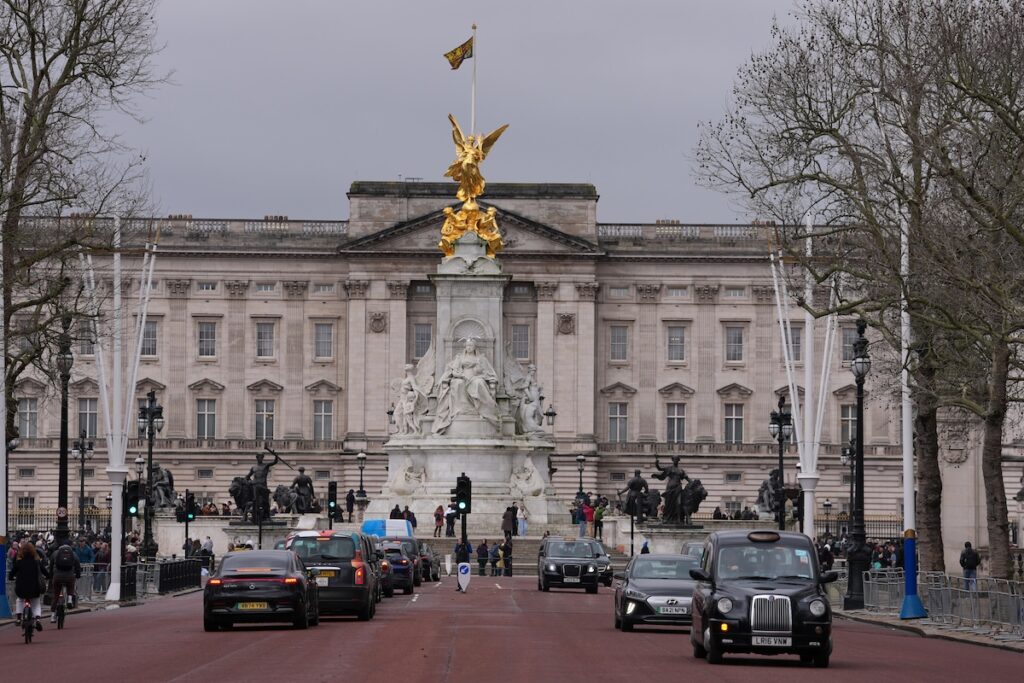 La famiglia reale britannica non si opporrà alla rimozione dell'ex principe Andrea dalla successione