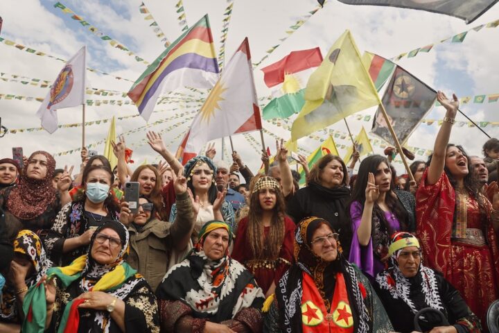 La fine dell'autonomia del Rojava: la regione torna sotto il controllo del governo siriano