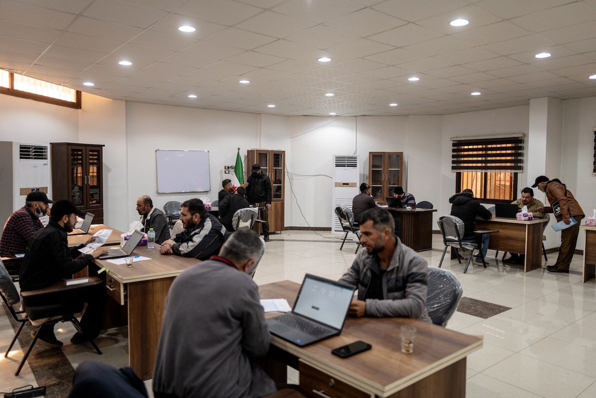 La riconciliazione a Raqqa: ex combattenti arabi si reintegrano dopo la fine del controllo curdo