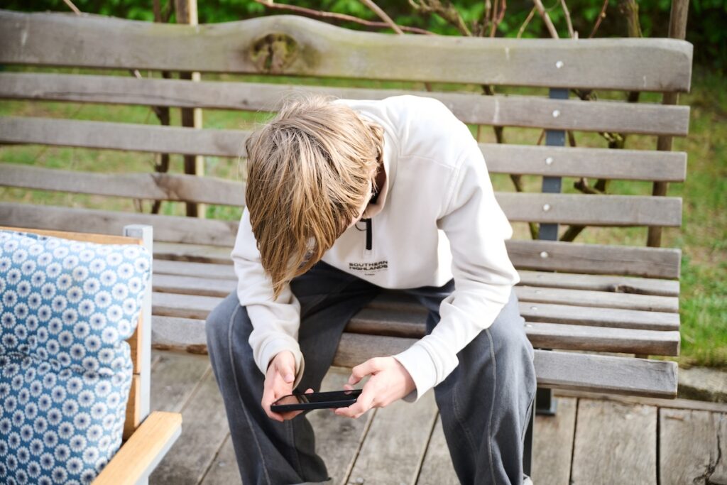 La Spagna intende vietare i social media per i minori di 16 anni, seguendo l'esempio australiano e francese