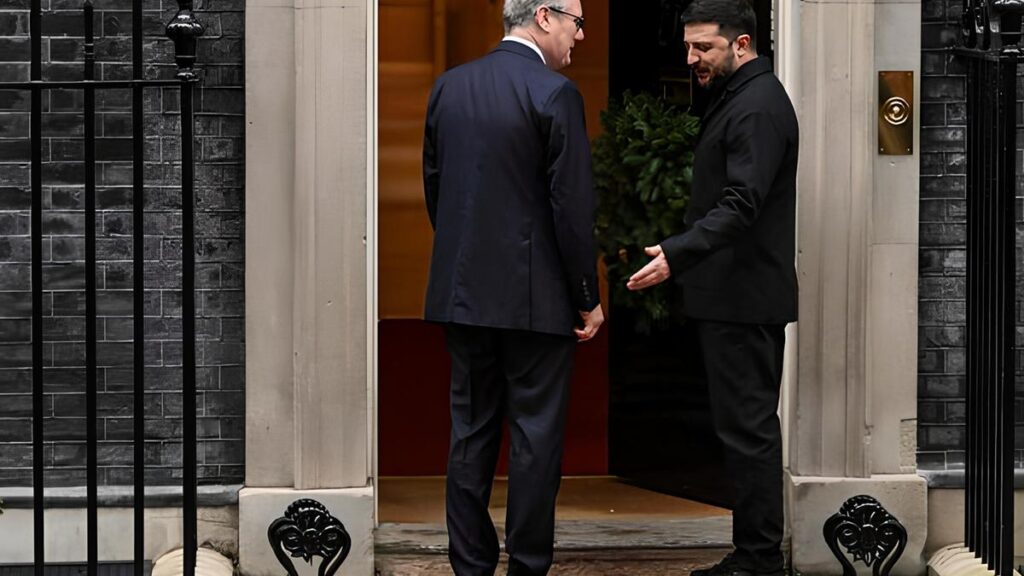 Larry il gatto celebra 15 anni a Downing Street mentre i premier passano