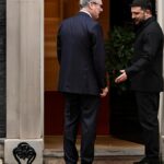 Larry il gatto celebra 15 anni a Downing Street mentre i premier passano