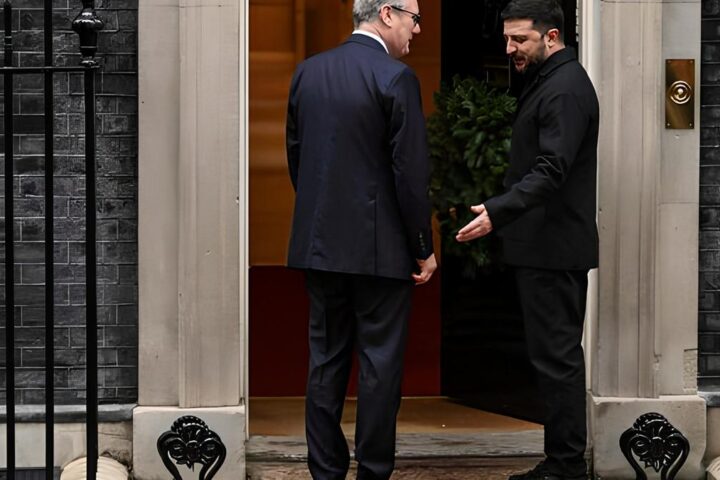 Larry il gatto celebra 15 anni a Downing Street mentre i premier passano