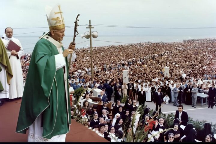 Leone XIV torna al Meeting di Rimini dopo 44 anni dalla visita di Giovanni Paolo II