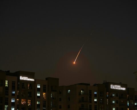 L'Iran risponde ai bombardamenti di Stati Uniti e Israele con attacchi in Bahrein e Qatar