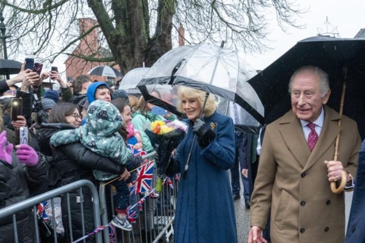 Lo scandalo Epstein colpisce la famiglia reale: contestazioni per Carlo e Camilla a Colchester