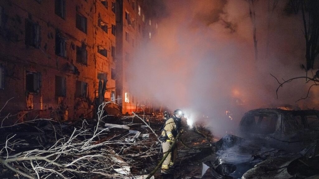 Lo skeletonista ucraino Vladyslav Heraskevych ricorda gli atleti uccisi in guerra, il Cio gli vieta il casco personalizzato