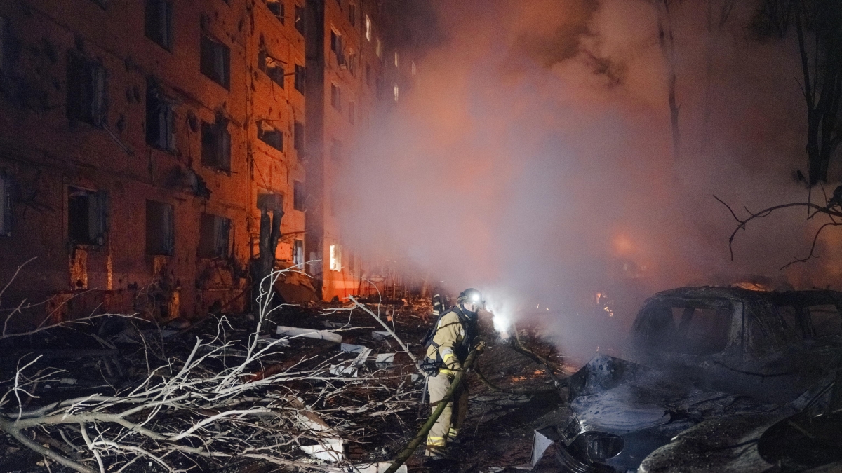 Lo skeletonista ucraino Vladyslav Heraskevych ricorda gli atleti uccisi in guerra, il Cio gli vieta il casco personalizzato