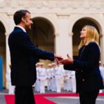 Macron risponde a Meloni: «Si occupi dei suoi affari invece di commentare la Francia»