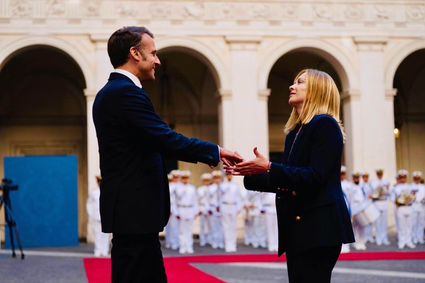 Macron risponde a Meloni: «Si occupi dei suoi affari invece di commentare la Francia»