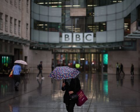 Maltempo in Gran Bretagna: inondazioni e disagi anche per George Clooney