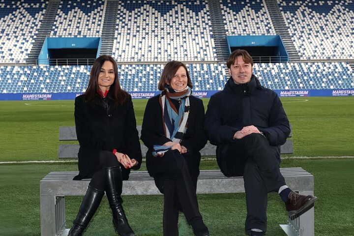 Mapei dona 14 panchine ricavate da manto sintetico al Comune di Reggio Emilia