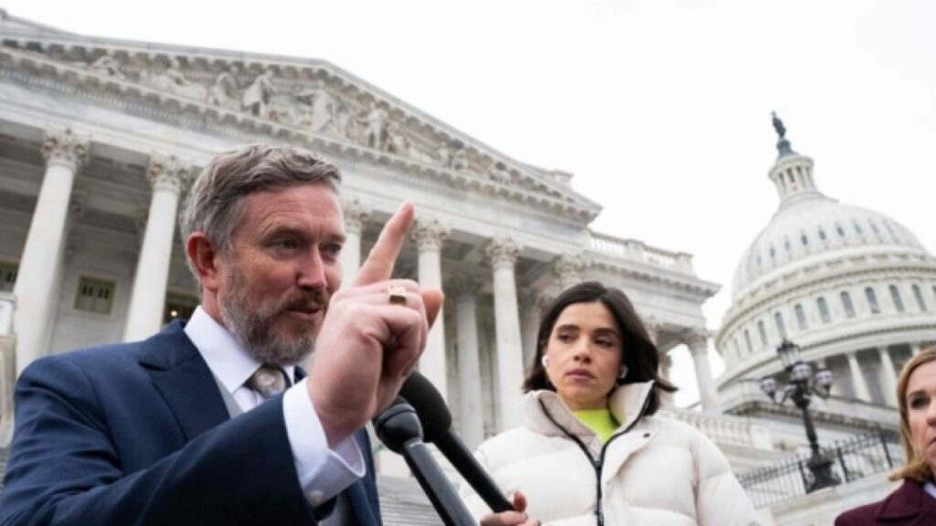 Massie critica Trump: «È necessario pubblicare tutti i documenti su Epstein»