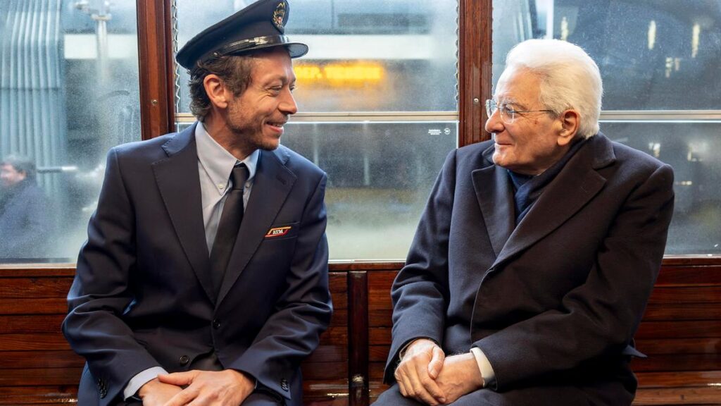 Mattarella in tram alle Olimpiadi: il presidente che conquista Milano e riceve la medaglia d'oro simbolica
