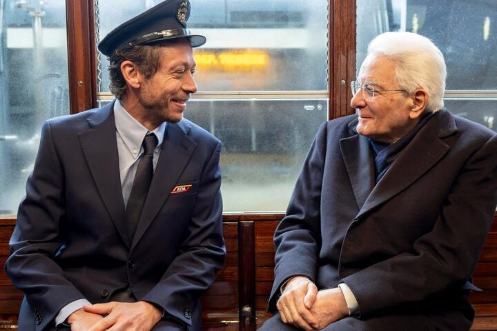 Mattarella in tram alle Olimpiadi: il presidente che conquista Milano e riceve la medaglia d'oro simbolica