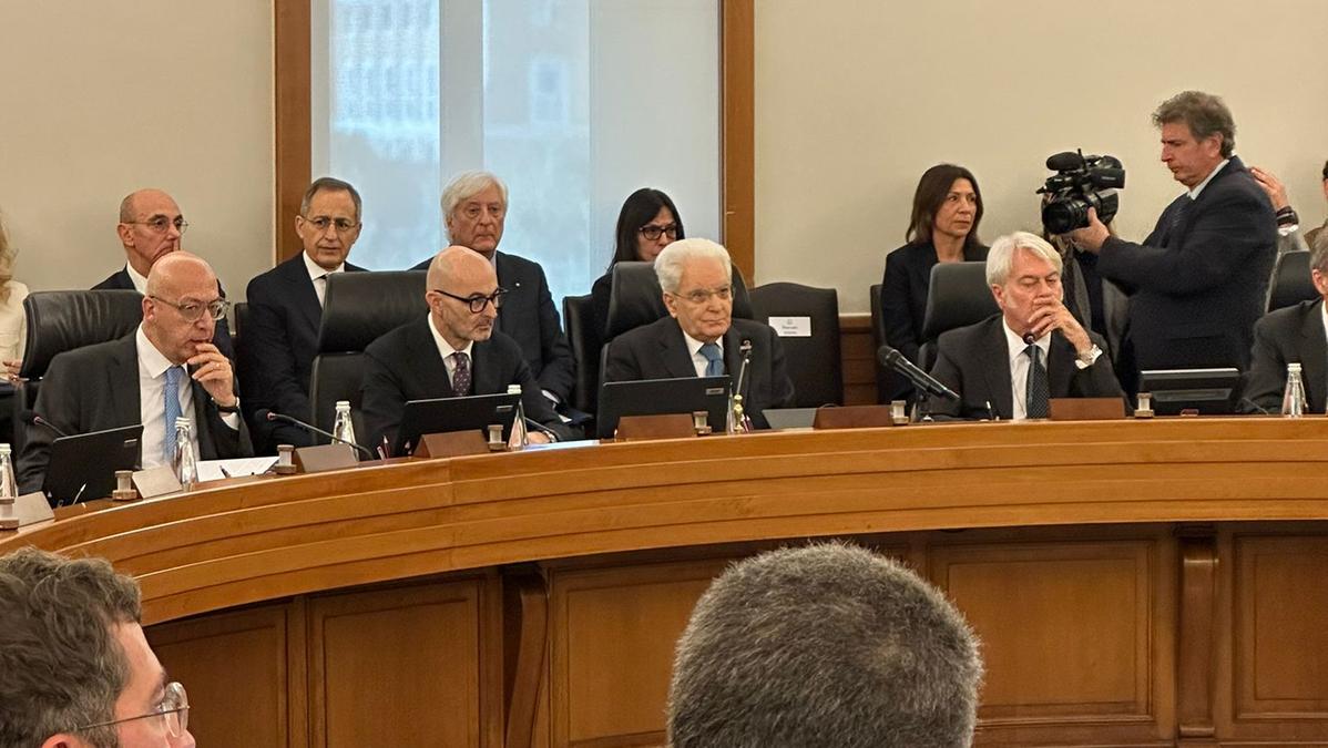 Mattarella presiede il plenum del Csm e chiede rispetto per l'istituzione