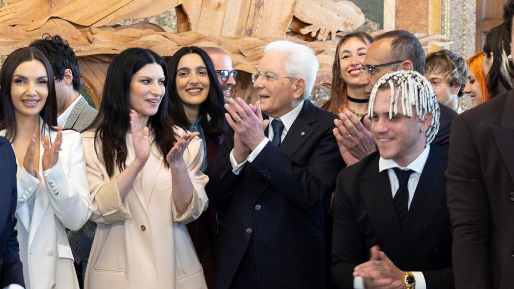 Mattarella si mostra a suo agio con i cantanti di Sanremo e tra gli atleti a Cortina