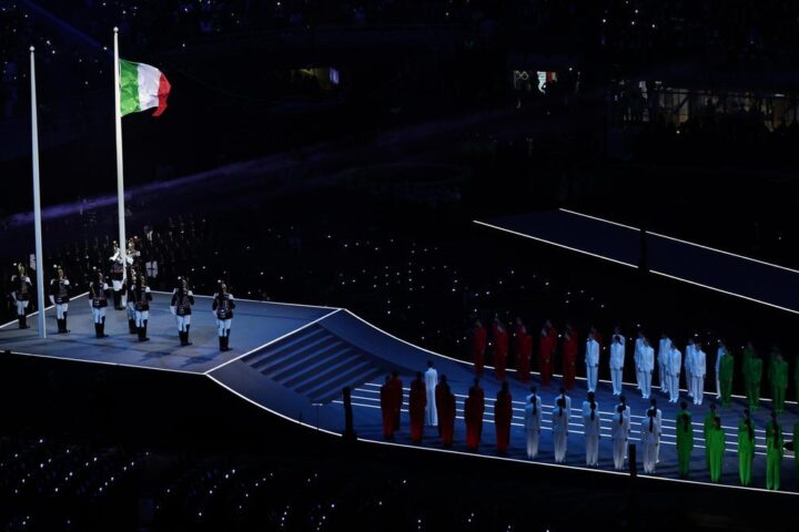 Milano-Cortina 2026: inaugurazione delle Olimpiadi invernali con l'Inno d'Italia cantato da Laura Pausini