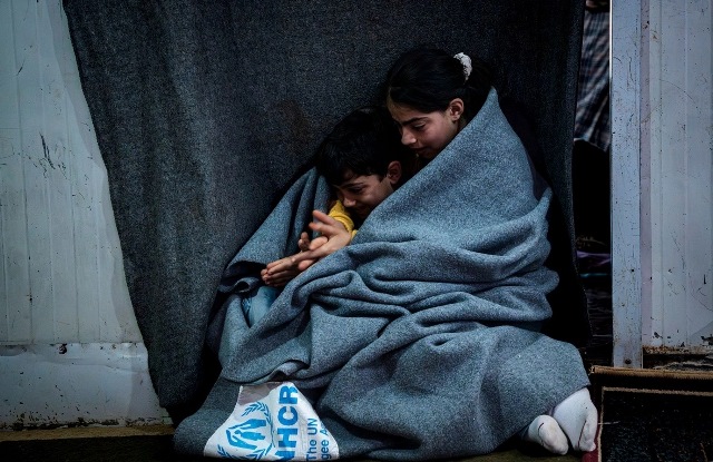 Milioni di rifugiati affrontano il freddo estremo senza aiuti sufficienti, l'UNHCR lancia campagna di emergenza