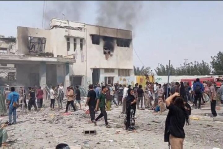 Missili israeliani colpiscono una scuola femminile in Iran: 85 morti a Minab