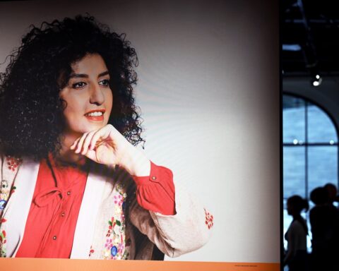 Narges Mohammadi condannata a oltre sette anni di carcere in Iran per la sua attività a favore dei diritti umani