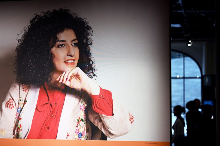 Narges Mohammadi condannata a oltre sette anni di carcere in Iran per la sua attività a favore dei diritti umani