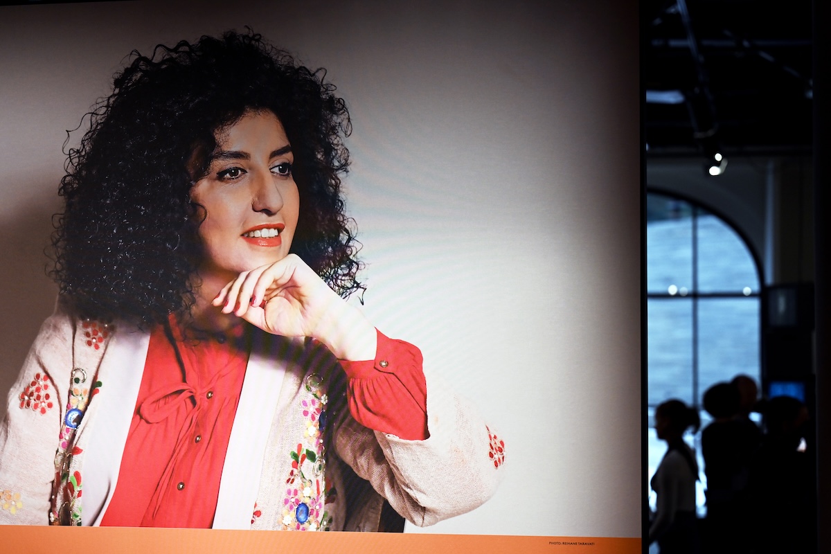 Narges Mohammadi condannata a oltre sette anni di carcere in Iran per la sua attività a favore dei diritti umani