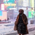 New York colpita da nevicate record: oltre 3000 voli cancellati e traffico fermo a Manhattan