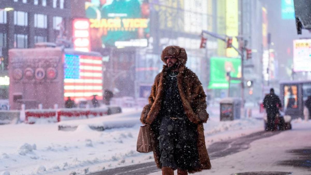New York colpita da nevicate record: oltre 3000 voli cancellati e traffico fermo a Manhattan
