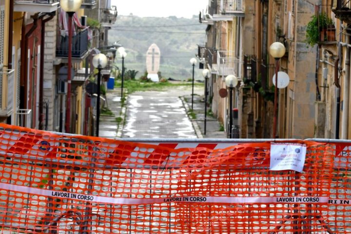 Niscemi, la biblioteca di Angelo Marsiano a rischio: mobilitazione culturale per salvarla
