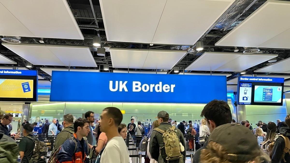 Obbligo di Eta per i turisti in Regno Unito dal 25 febbraio 2026: controlli intensificati