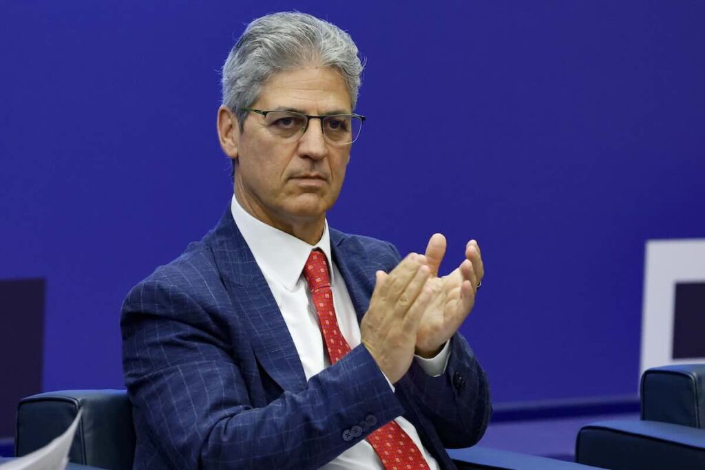 Olimpiadi di Milano Cortina, critiche contro la telecronaca di Petrecca: opposizioni chiedono la sua rimozione