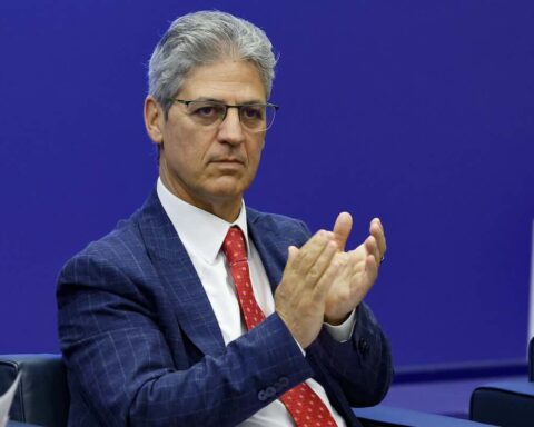 Olimpiadi di Milano Cortina, critiche contro la telecronaca di Petrecca: opposizioni chiedono la sua rimozione