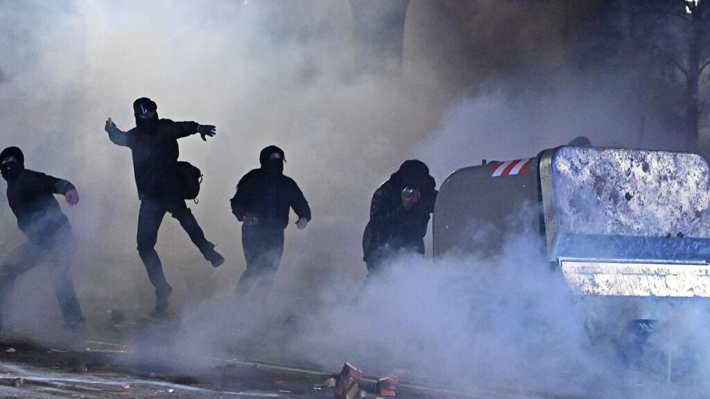 Pacchetto sicurezza: nuove misure su coltelli per minorenni e fermo preventivo per manifestanti violenti