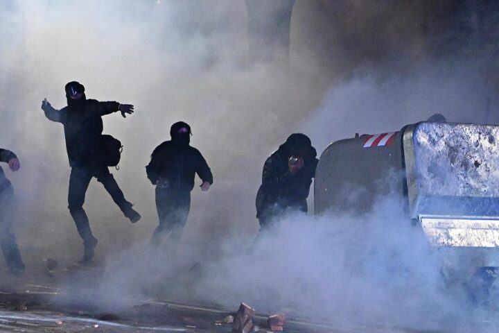 Pacchetto sicurezza: nuove misure su coltelli per minorenni e fermo preventivo per manifestanti violenti