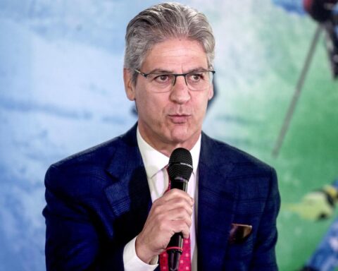 Paolo Petrecca sotto attacco per errori e gaffe durante la cerimonia d'apertura delle Olimpiadi di Milano-Cortina