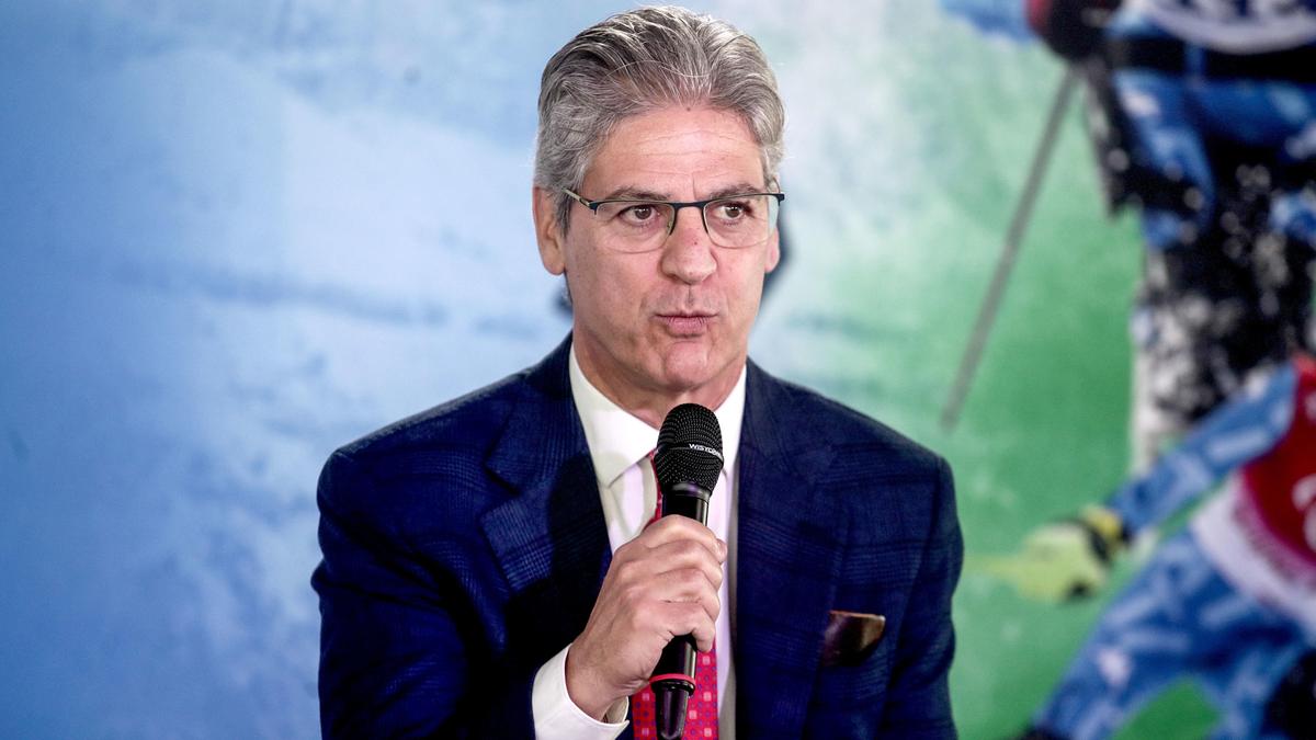 Paolo Petrecca sotto attacco per errori e gaffe durante la cerimonia d'apertura delle Olimpiadi di Milano-Cortina