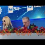 Patty Pravo cade dalla sedia durante la conferenza stampa di Sanremo