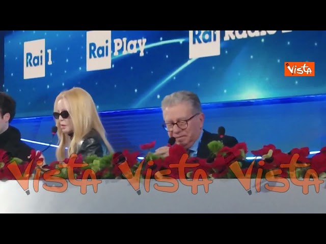 Patty Pravo cade dalla sedia durante la conferenza stampa di Sanremo