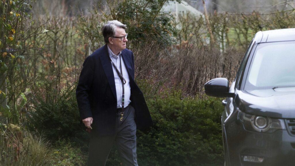 Peter Mandelson arrestato a Londra: accusato di abuso d'ufficio e rivelazione di segreti di Stato