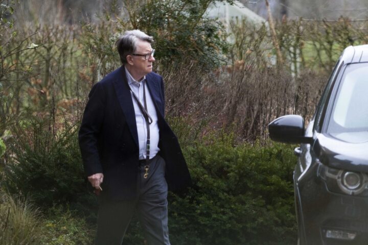 Peter Mandelson arrestato a Londra: accusato di abuso d'ufficio e rivelazione di segreti di Stato