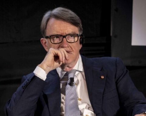 Peter Mandelson, l'ex ambasciatore britannico arrestato nuovamente per legami con Epstein