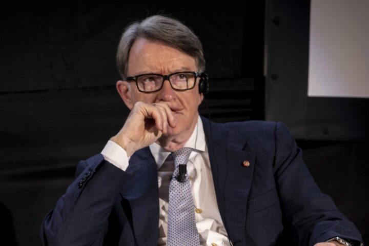 Peter Mandelson, l'ex ambasciatore britannico arrestato nuovamente per legami con Epstein