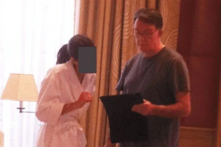 Peter Mandelson si dimette da lord dopo il caso Epstein e le rivelazioni sui suoi legami con il finanziere