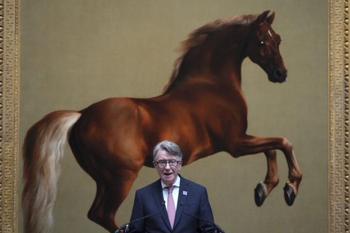 Peter Mandelson si dimette dal Partito Laburista dopo rivelazioni sui legami con Jeffrey Epstein